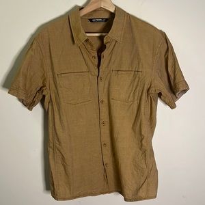 Arc’teryx men’s medium button up shirt with chest pockets